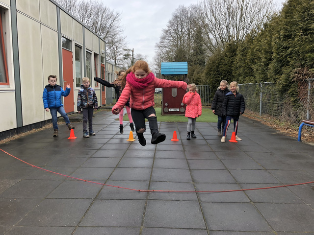Bewegingsonderwijs op het schoolplein tijdens de tussenschoolse opvang