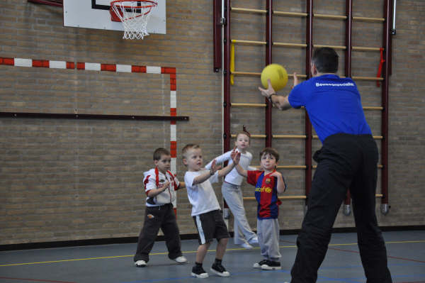 sportief spel in gymzaal basisschool