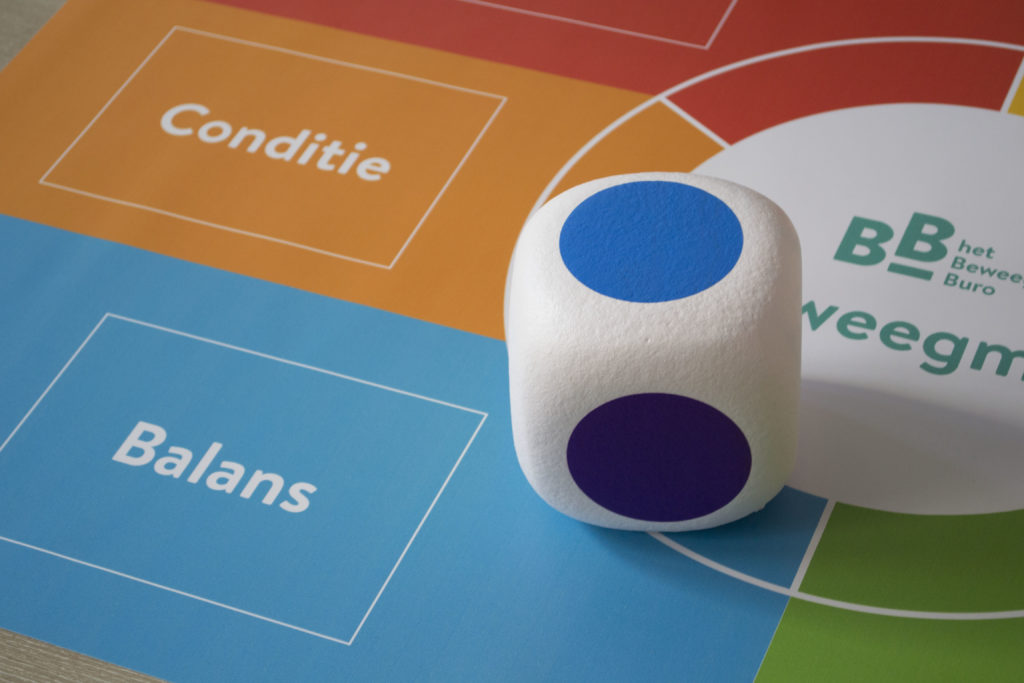 Gekleurde dobbelsteen BeweegMix spel voor ouderen