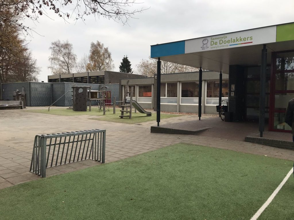 Schoolplein van basisschool de Doelakkers waar bewegingsonderwijs wordt gegeven